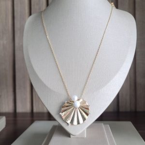 Colar Banhado a Ouro com Pingente de Leque e Pérola