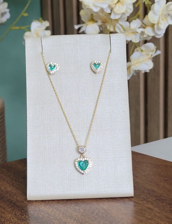 Conjunto Banhado a Ouro: Brincos + Colar com Pingente de Coração e Zircônia Verde